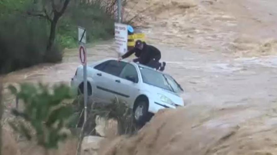 El rescate extremo de un hombre atrapado en el techo de su coche en mitad de la riada