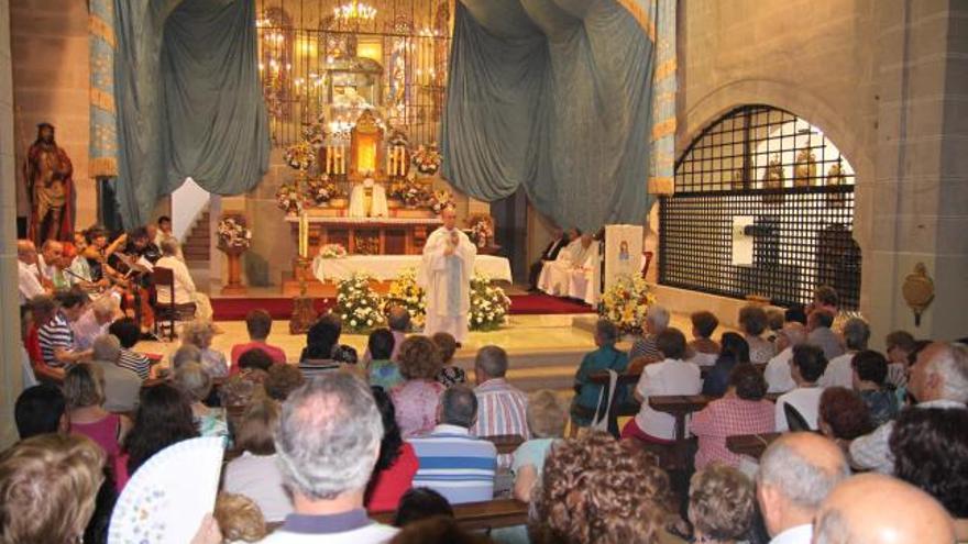 El salesiano Francisco García, en el centro de la imagen, durante la homilía que siguieron cientos de fieles en la iglesia del convento del Tránsito