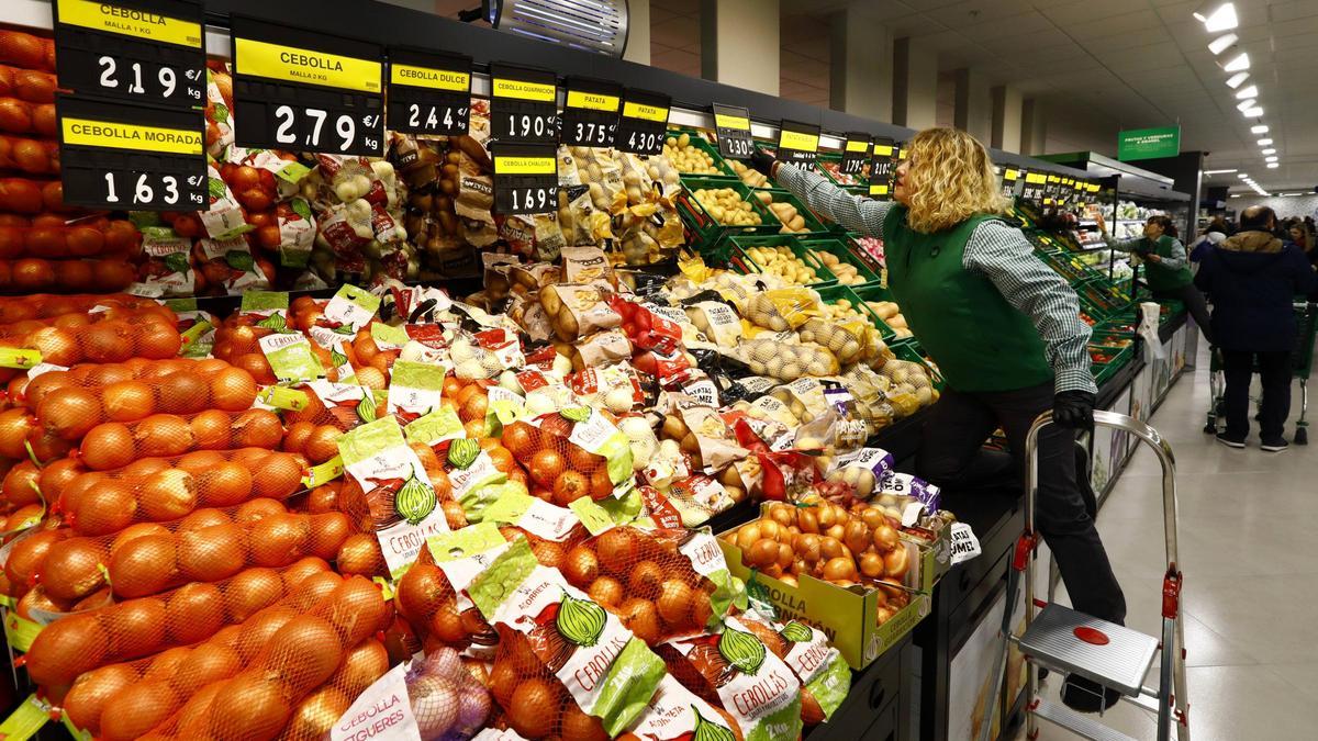 Sección de frutas y verduras de un supermercado de Zaragoza.