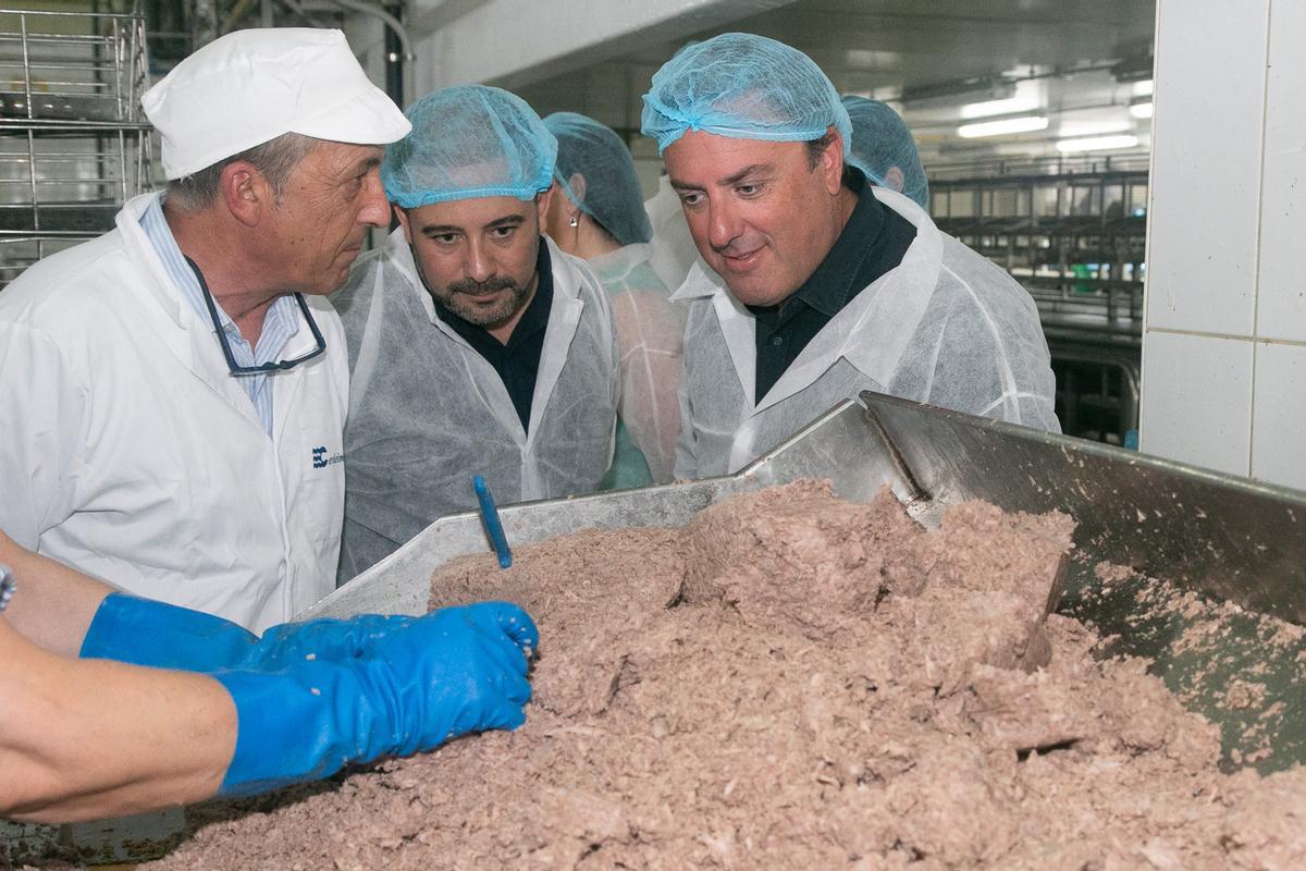 Valentín González, á dereita, nas instalacións de Industrias Cerdeimar.