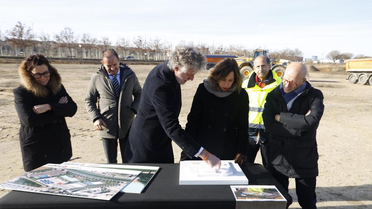 La alcaldesa Natalia Chueca, este jueves, observa una maqueta de la recreación del futuro CDM Sur.