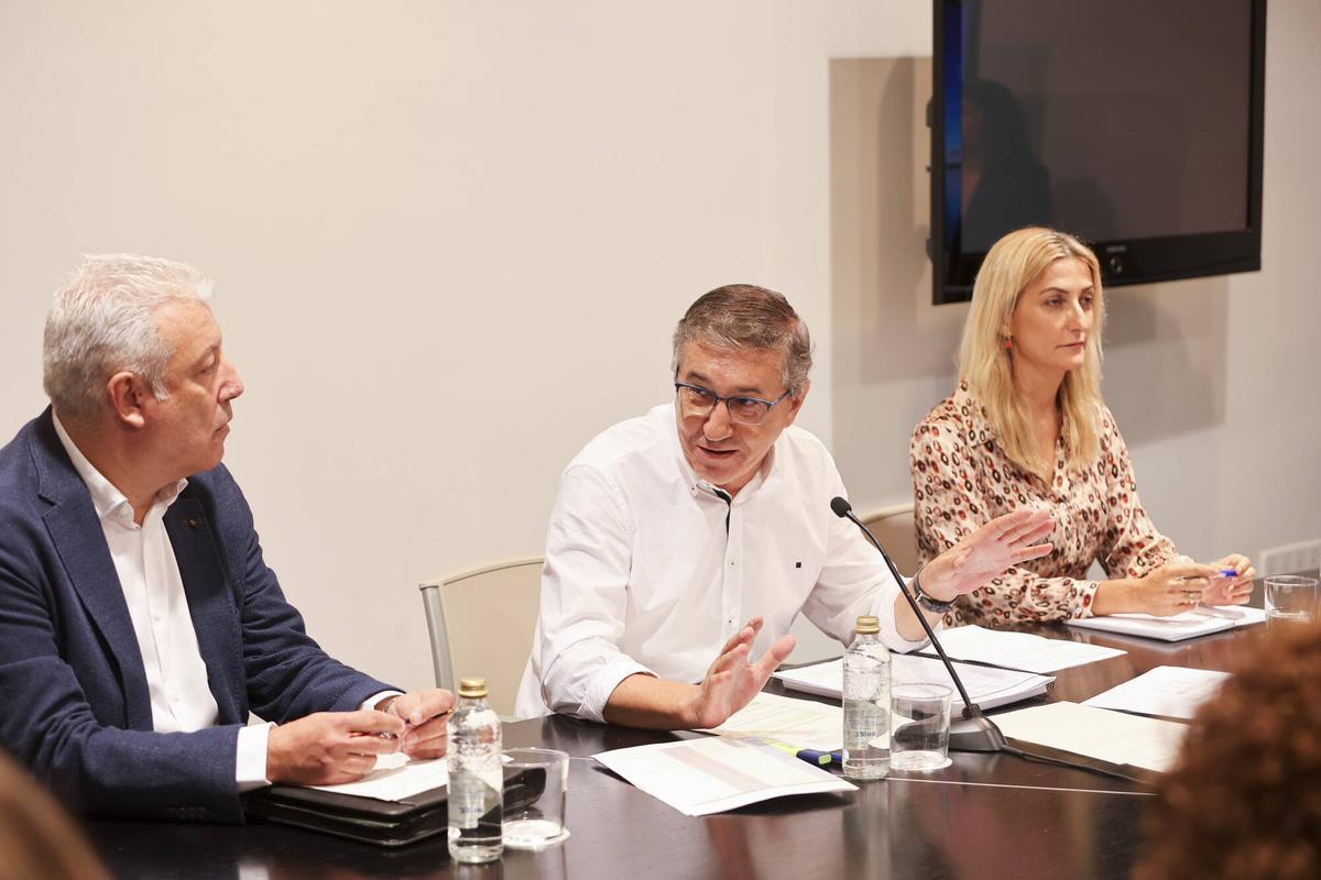 El conseller de Educación José Antonio Rovira junto a altos cargos de Conselleria.