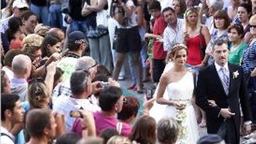 La novia de Albiol llega a la catedral ante un policía.