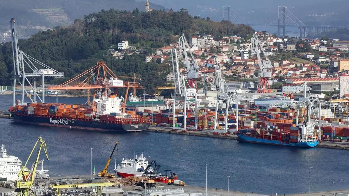 Contenedores en la terminal de Guixar en una imagen de archivo