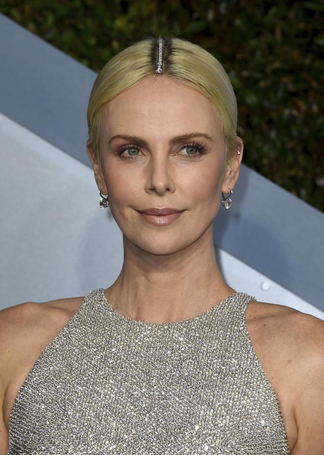 Charlize Theron con un pequeño collar de diamantes para cubrir la raíz del pelo