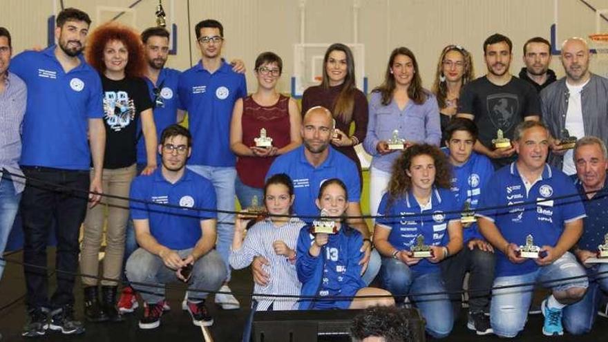 Los galardonados al final de la gala celebrada en el pabellón de Monte da Vila. // Muñiz