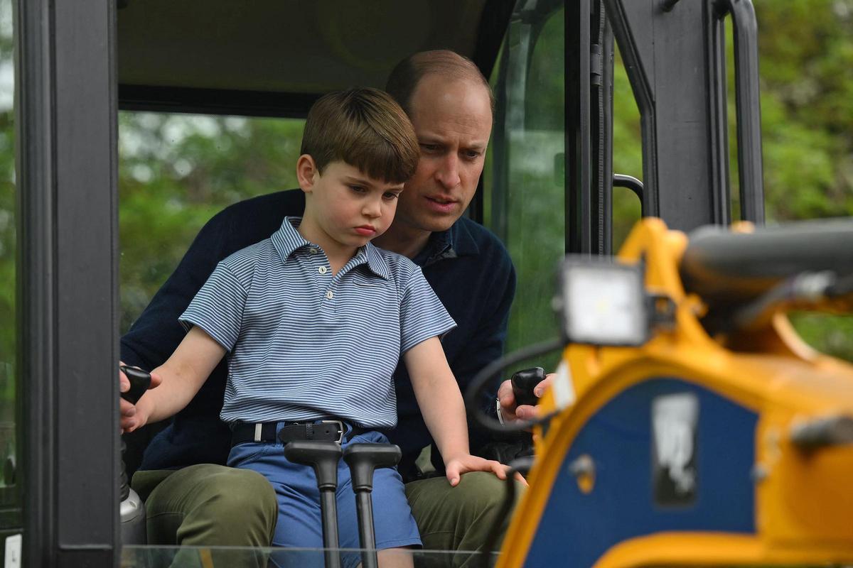El príncipe Louis, el gran protagonista de un encuentro con 'scouts'. Se trata del último acto de sus padres, los príncipes de Gales, con motivo de la coronación del rey Carlos III El príncipe Louis, el gran protagonista de un encuentro con 'scouts'. Se trata del último acto de sus padres, los príncipes de Gales, con motivo de la coronación del rey Carlos III