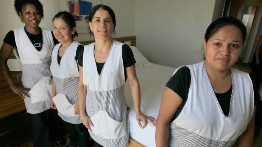 Las camareras de piso del hotel Neptuno de Valencia Daiane, Fernanda, Gina y Lucelia Maria, empleadas todas a través de Cruz Roja.