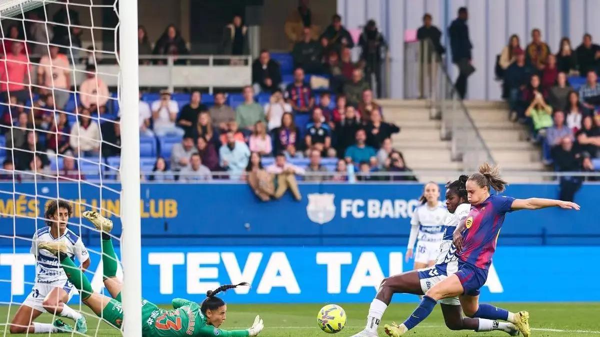 Pajor, del Barcelona, remata a portería para hacer el tanto del 1-0 ante el Costa Adeje en el partido de la primera vuelta.