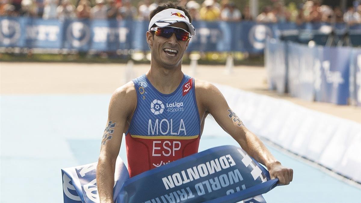 Mario Mola cruza victorioso la meta en el triatlón de Edmonton.