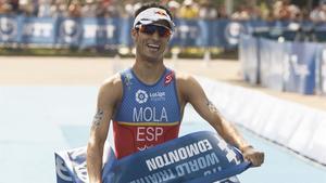 Mario Mola cruza victorioso la meta en el triatlón de Edmonton.