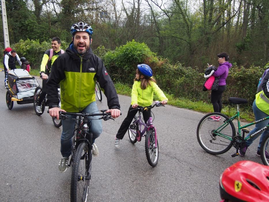 Los alumnos del Colegio Santa Bárbara de Lugones celebran el Día Mundial de la Bicicleta junto a Chechu Rubiera y Ángel García