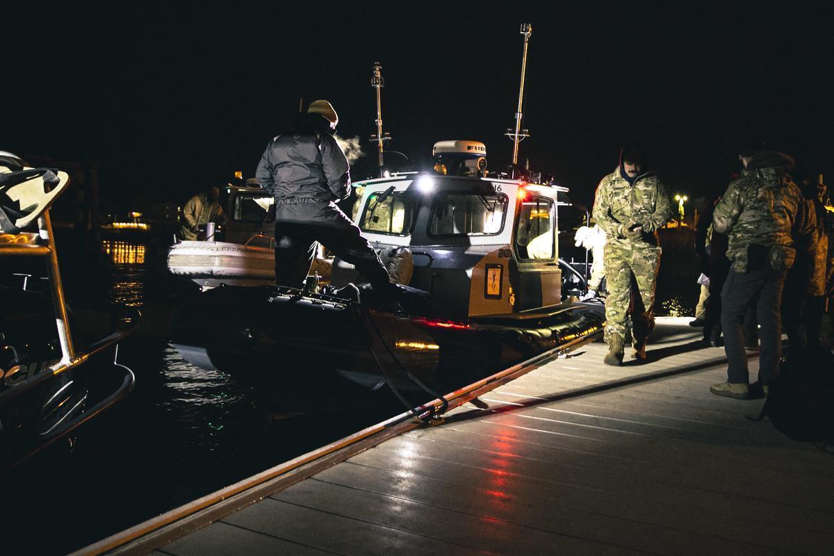 Marineros americanos recogen un globo de vigilancia chino frente a la costa de Myrtle Beach, Carolina del Sur, en el océano Atlántico el 5 de febrero