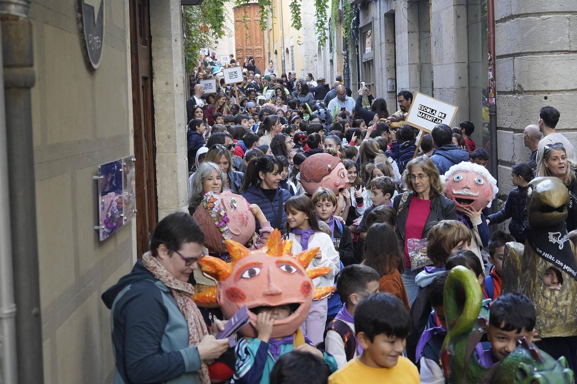 Les fotos de la cercavila d'escoles amb la Girona Marxing Band i els Gegantons de Girona