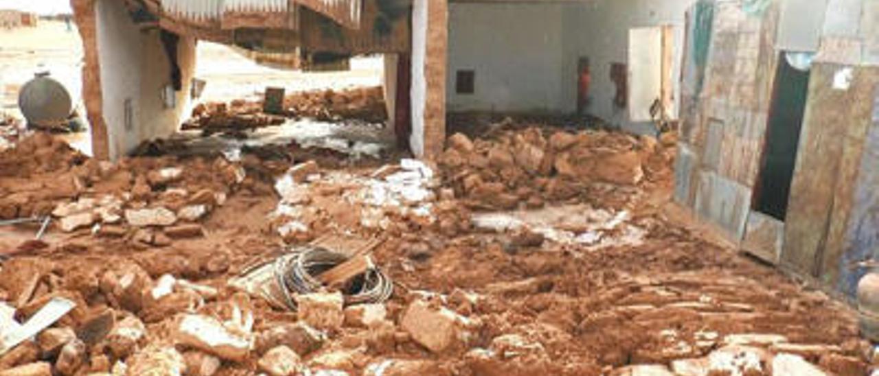 Destrozos en casa de adobe del pueblo saharaui.