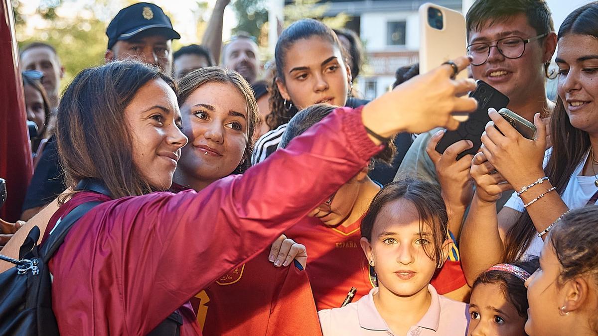 Aitana Bonmatí junto a los aficionados en la llegada de la selección a Córdoba