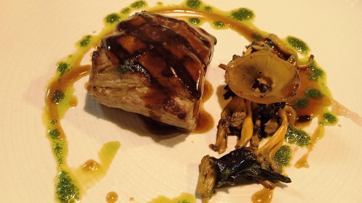 Lomo de jabalí con trompeta glaseada y néctar de cebolla