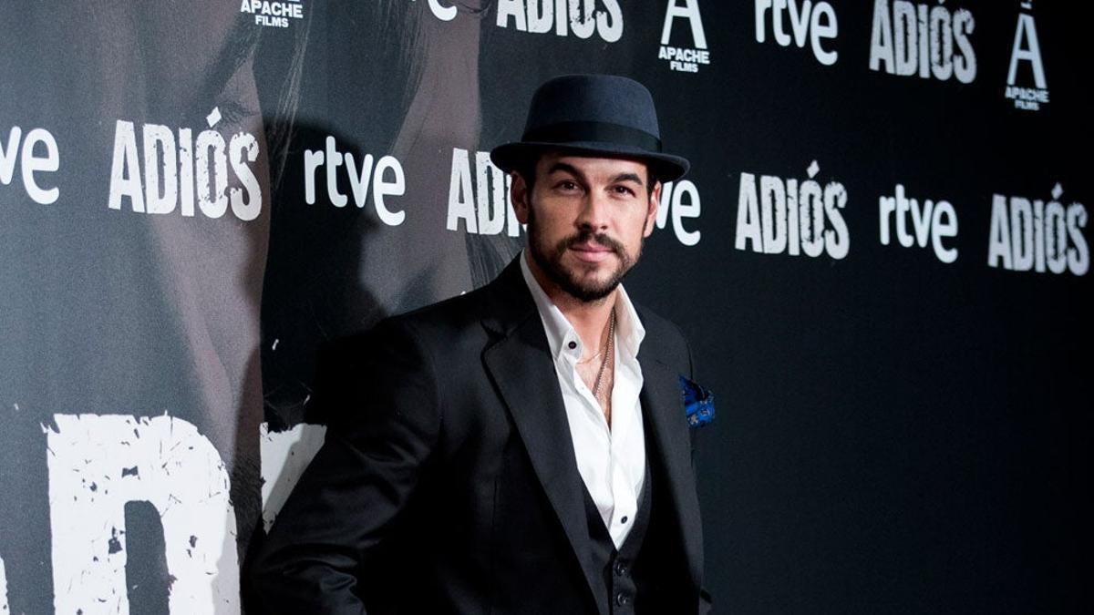 Mario Casas con traje y sombrero