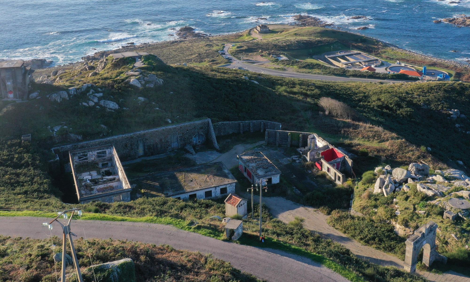 Vista general de las instalaciones militares por las que puja el Concello de Baiona.