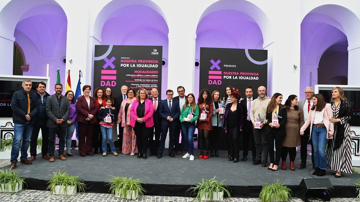 Autoridades y galardonados en los premios 'Nuestra Provincia por la Igualdad'