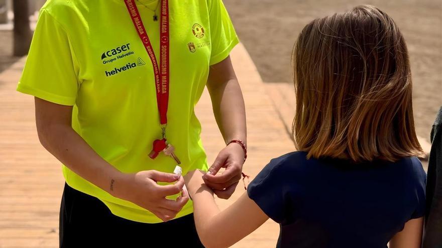 Marbella mantiene un sistema gratuito de pulseras en las playas para menores y vulnerables