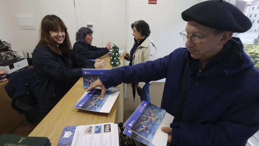 Reparto de calendarios en la oficina de Turismo de la plaza de España. |  Gustavo Santos