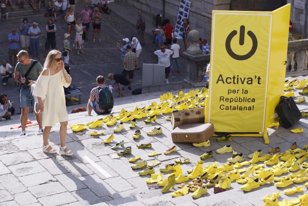 Art davant de la catedral de Girona en suport dels refugiats