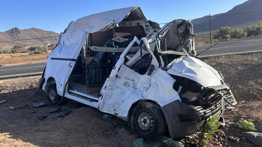 Dos heridos graves y 27 afectados al chocar dos vehículos con una guagua en Canarias