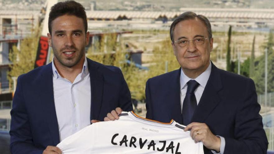 Daniel Carvajal junto al presidente del Real Madrid