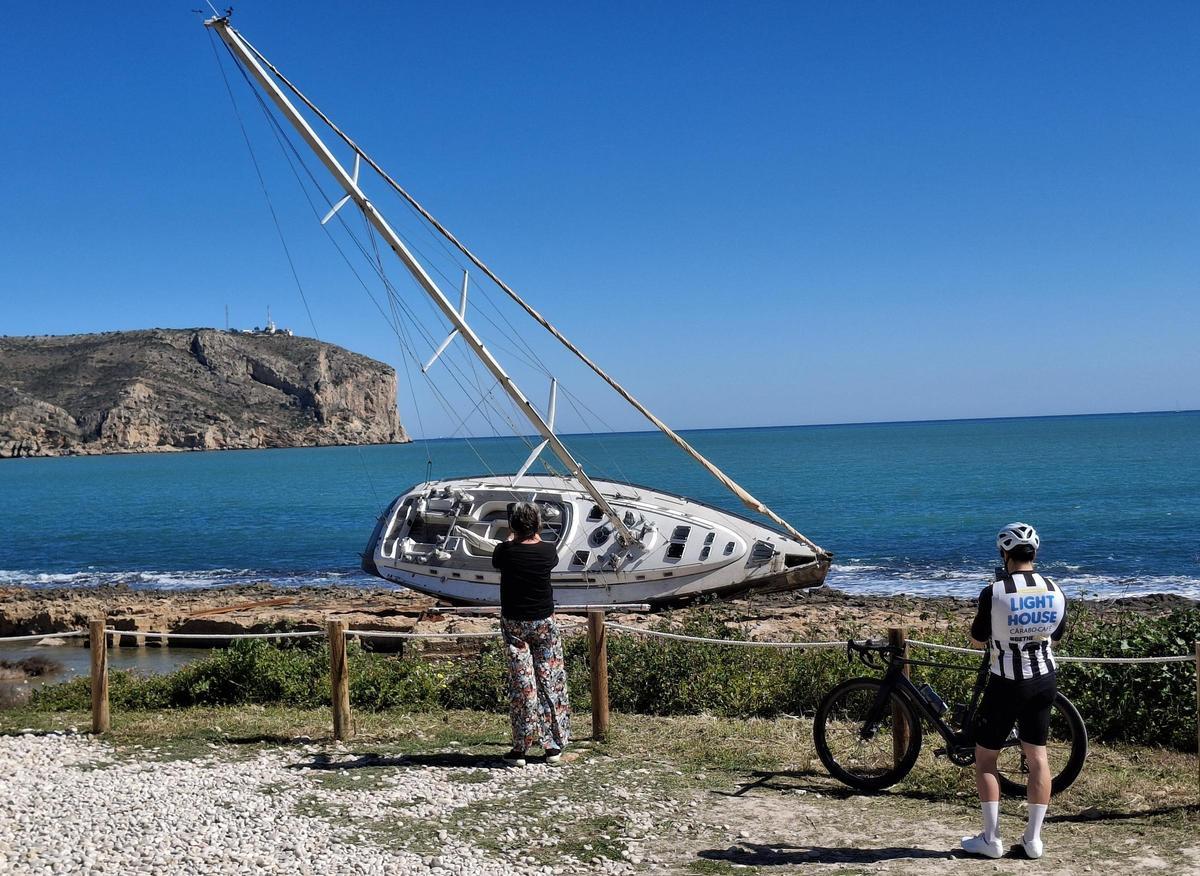Horizonte azul, bellísimo, y un barco encallado que es un barrunto de desastre