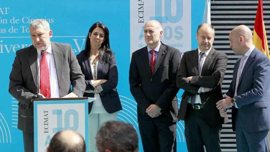 Jesús Souza, director de la Ecimat; Laura Yuste, responsable del Ministerio de Economía; Iñaki Goirizelaia, rector de la Universidad del País Vasco; Salustiana Mato, rector de Vigo; y el concejal Jaime Aneiros. // J.Lores