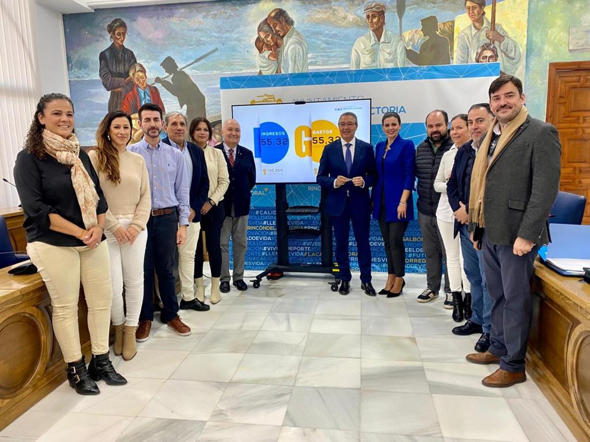 El alcalde Francis Salado, junto a su equipo de gobierno
