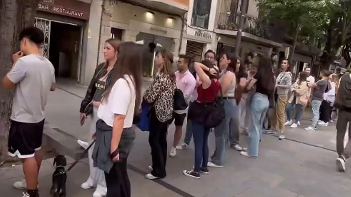 La cua a la rambla de la Llibertat, dissabte.