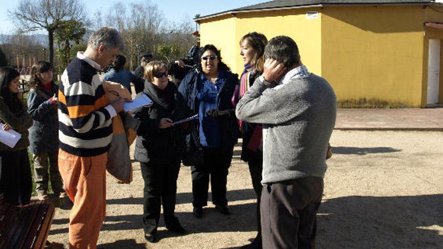 La Plataforma de Afectados por la Hipoteca, ayer, durante una rueda de prensa en Ponteareas.  // FdV