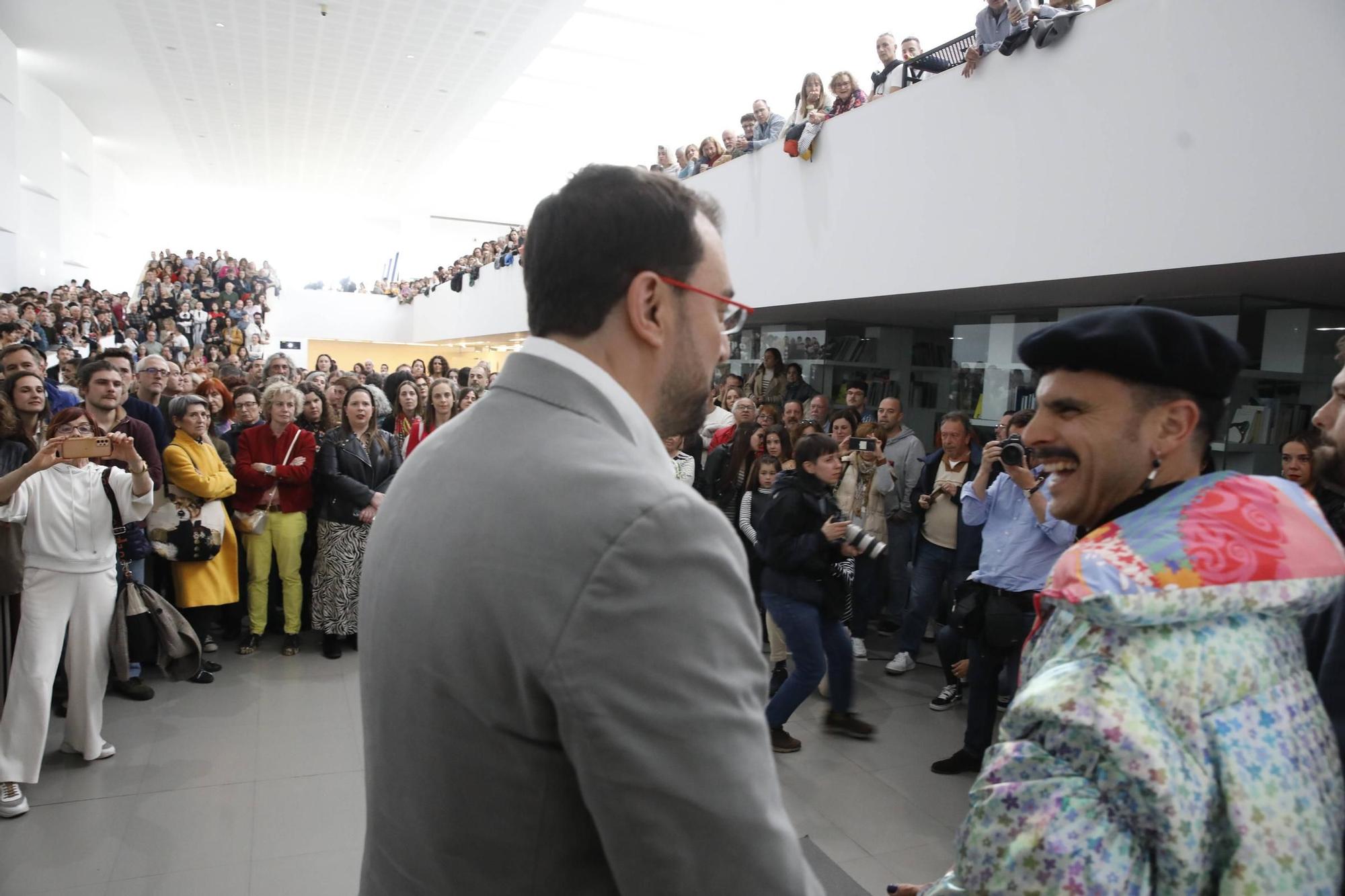 En imágenes: Así fue la inauguración de la exposición de Rodrigo Cuevas en la Laboral Centro de Arte