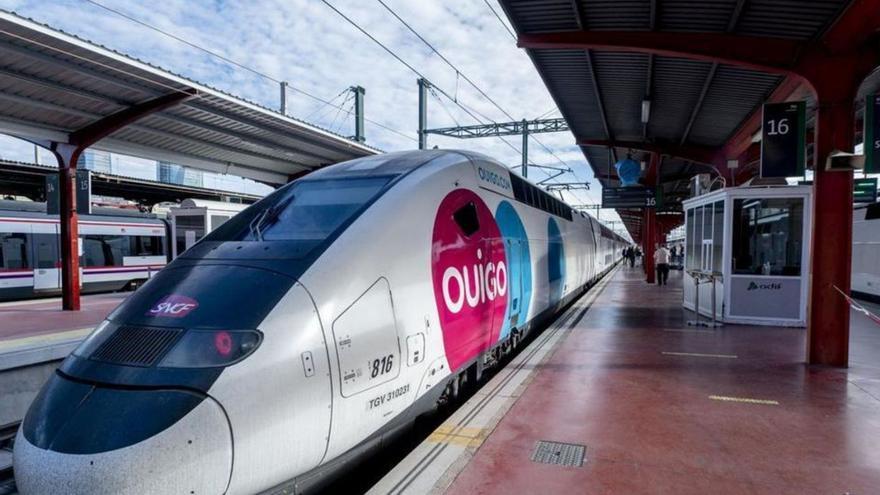 Un tren de Ouigo en la
estación de Chamartín 
en Madrid.