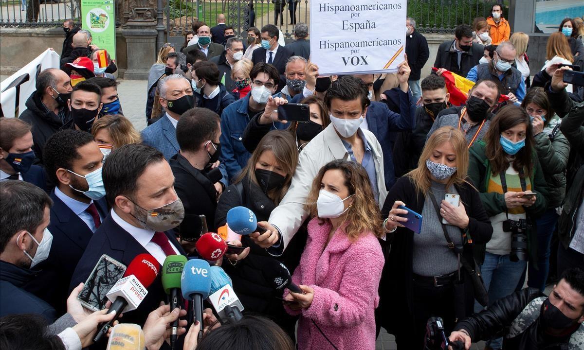 El líder de Vox Santiago Abascal y el cabeza de lista por Vox, Ignacio Garriga, atienden a los medios a su llegada al Parlament.