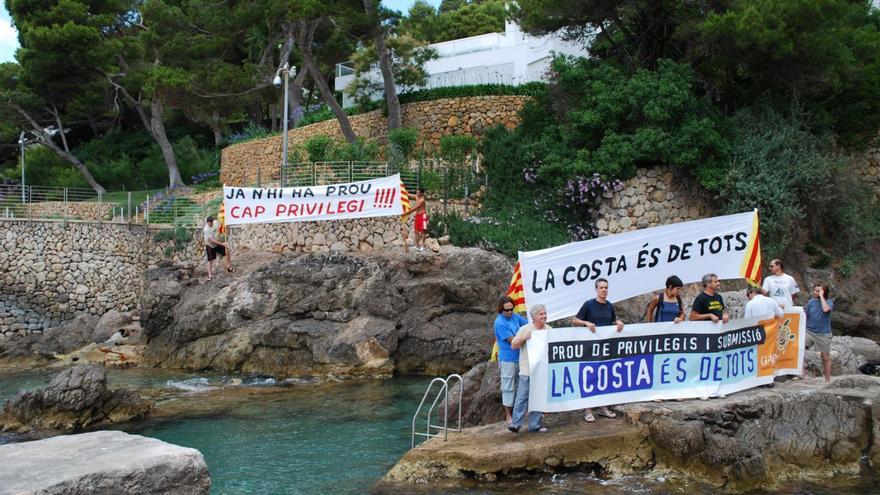 Protesta ante la piscina de Pedro J. Ramírez en 2009 en la Costa dels Pins. | SEBASTIÀ SANSÓ