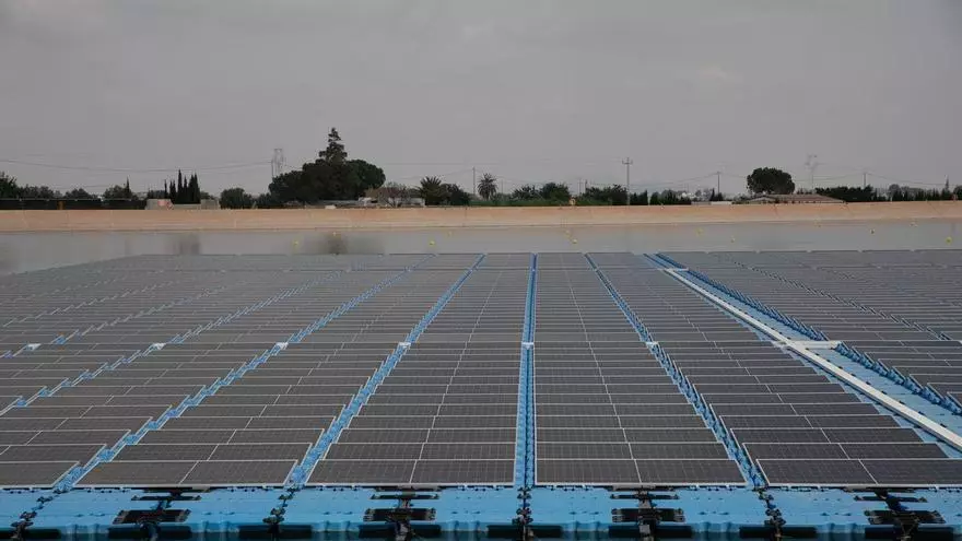 Planta fotovoltaica flotante sobre el embalse de Cola, en el Campo de Cartagena