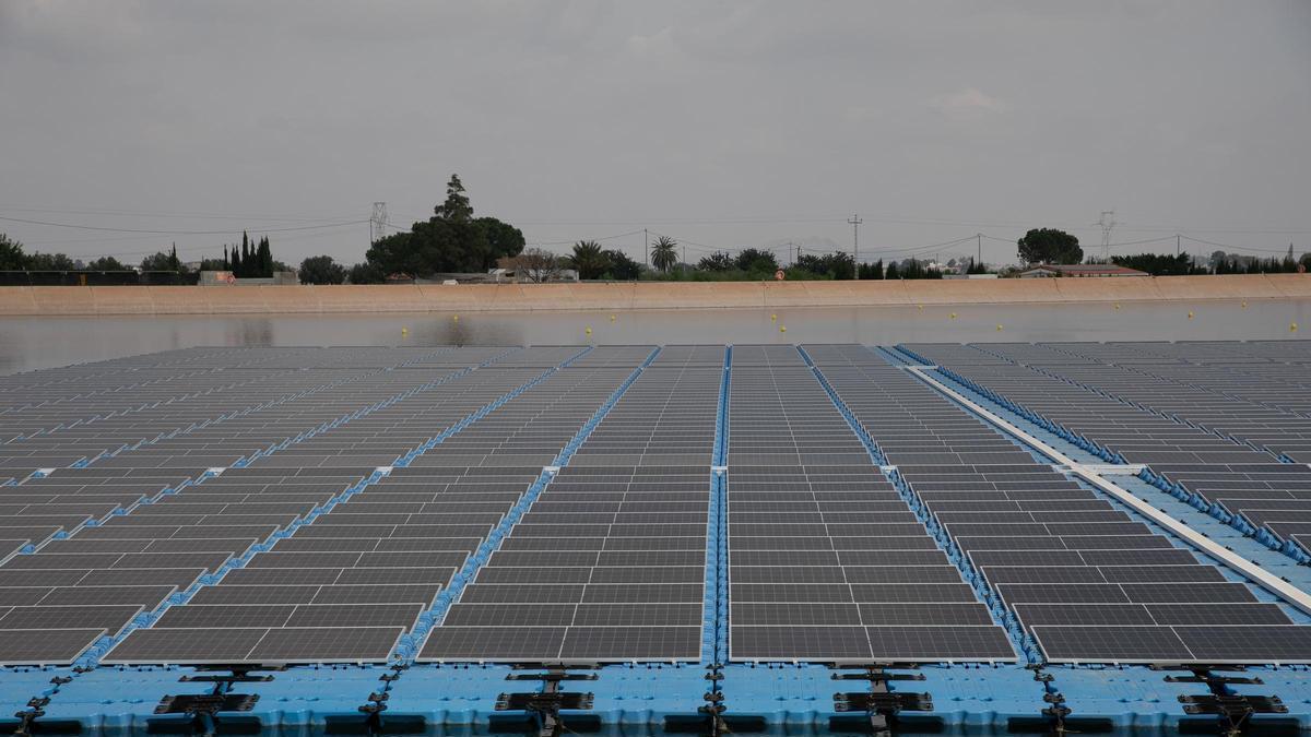 Planta fotovoltaica flotante sobre el embalse de Cola, en el Campo de Cartagena