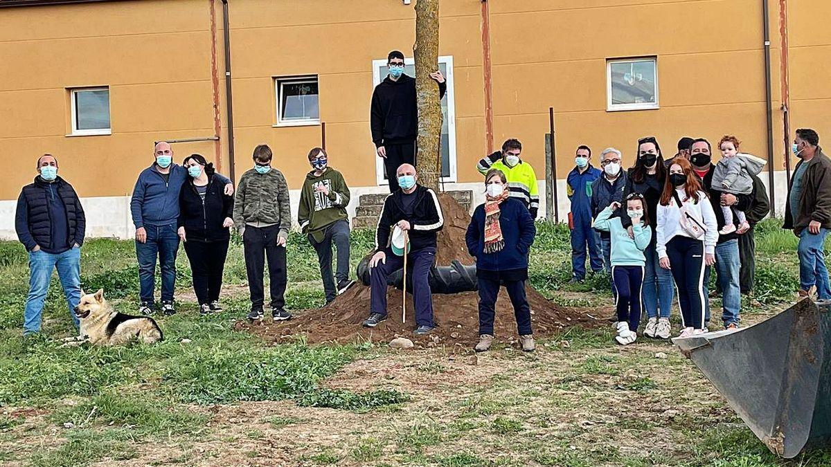 Vecinos de Valdefinjas reunidos el pasado año para plantar el &quot;mayo&quot;