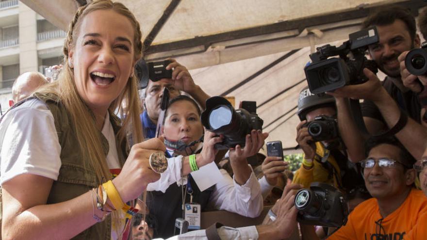 Lilian Tintori, esposa de Leopoldo López, durante su voto.