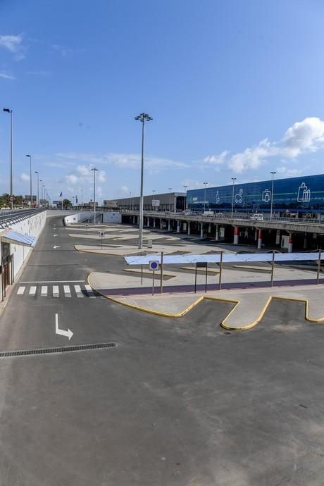 26-03-20  GRAN CANARIA. AEROPUERTO DE GRAN CANARIA. INGENIO TELDE. . Efecto del Covid-19 en el Aeropuerto de Gran Canaria, plataforma de aparcamiento de aviones vacía, últimos turistas y últimos en llegar.  Fotos: Juan Castro.