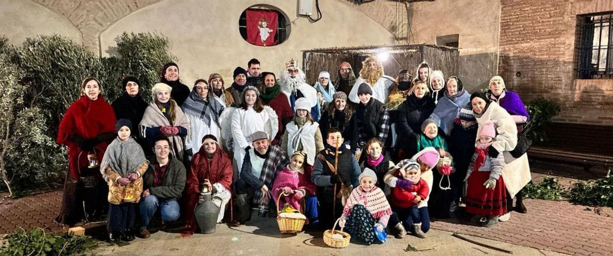 Más de una treintena de vecinos participaron en el Belén Viviente. |