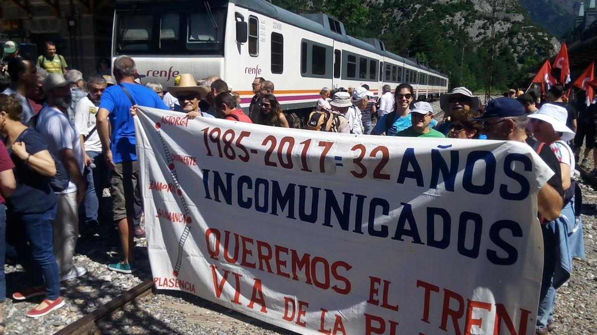 Los zamoranos, con la pancarta reivindicativa sobre la reapertura del tren de la Vía de la Plata.