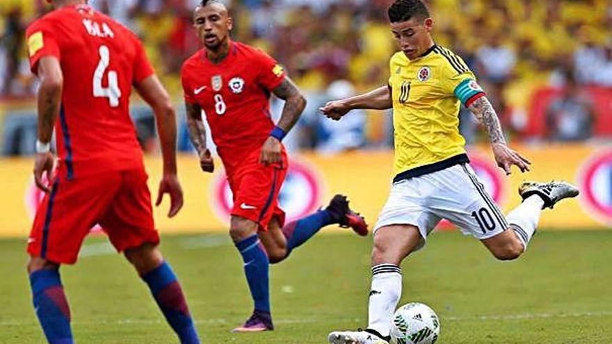 Arturo Vidal y James Rodríguez en un partido entre Chile y Colombia.