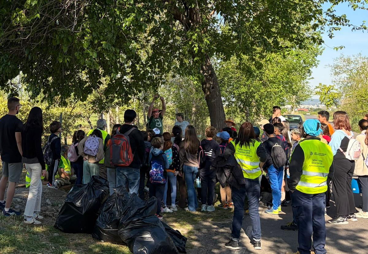Estudiantes en la jornada de plantación.