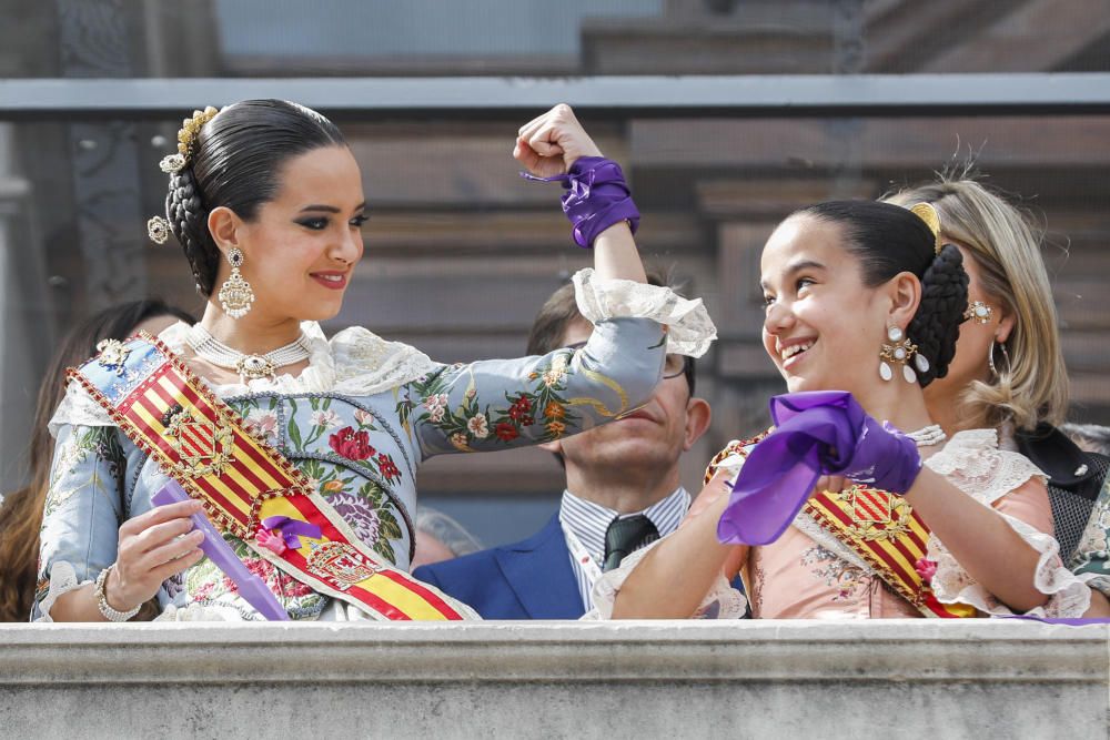 La mascletà del 8 de marzo deja una de las imágenes de las Fallas 2019. Marina Civera se anuda el pañuelo morado al antebrazo y escenifica el "We Can Do It!"