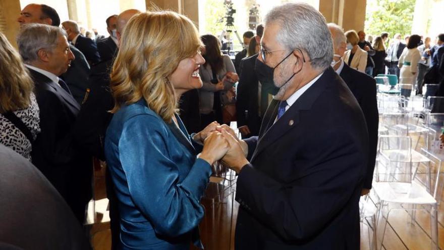 La ministra Pilar Alegría saluda al rector de la Universidad de Zaragoza.