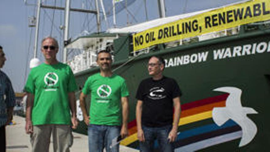 Ezequiel Navío, Joel Steward, Julio Barea y Albert Fernández junto al «Rainbow Warrior».